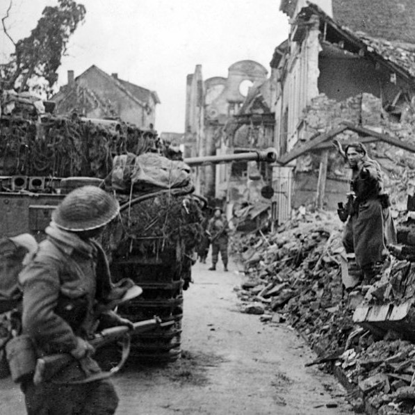 BattlefieldDisc's tweet photo. 10 Feb 1945. Elements of British 43rd Wessex Division and 15th Scottish Division are fighting German forces for the possession of strategically important Cleves and adjacent Materborn Heights. 

#ww2 #ww2history #1945 #operationveritable #reichswald #cle… https://t.co/ztu0l0F9FT https://t.co/j7yJ6fmL4S