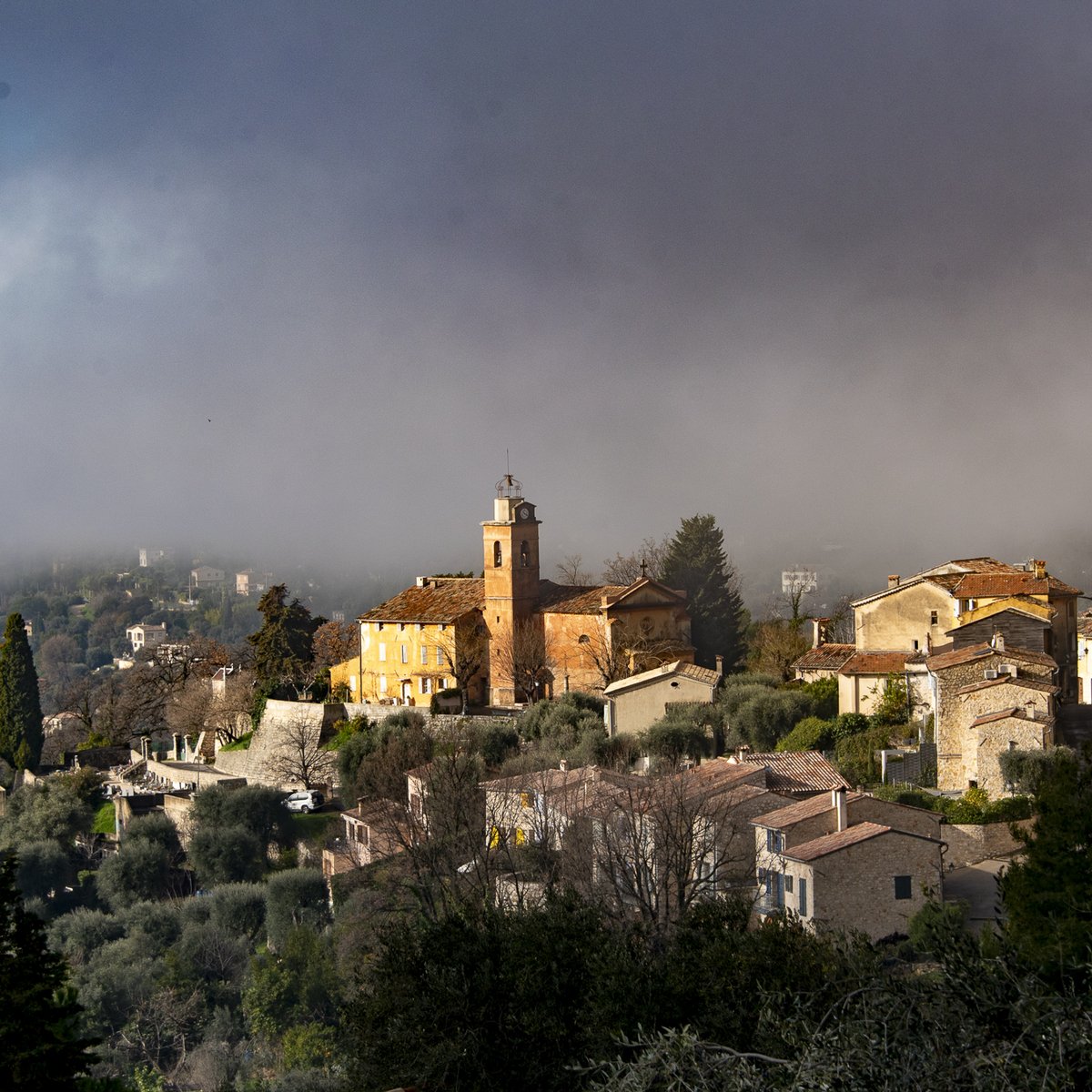 L'église St Laurent de Maganosc sort du brouillard Grassois ce matin #VilleDeGrasse #CotedAzurFrance #VisitCotedazur #MeteoCotedAzur #eglise #brouillard #fog