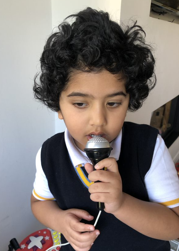 Reception had to find things around their homes with the letter sound ‘ng’ and young men took it upon themselves to give us a tune with some singing 🎤 #phonics #readwriteinc #engageinspirechallenge #DaveniesDigitalLearning