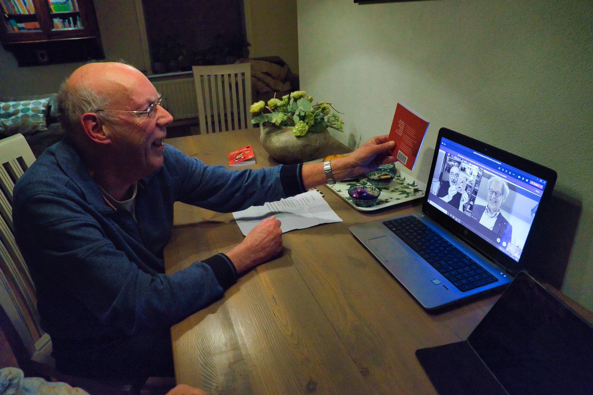 Vanavond mocht <a href="/FredEggink/">Fred Eggink</a> eerste exemplaren van bundel Finish zonder streep digitaal overhandigen aan @ronaldgiphart en <a href="/WimvanHarten/">Wim van Harten</a> -100 bijzonder gedichten in coronatijd. Deel opbrengst gaat naar <a href="/Rijnstate/">Rijnstate</a> <a href="/vriendenfonds/">Rijnstate Vriendenfonds</a>