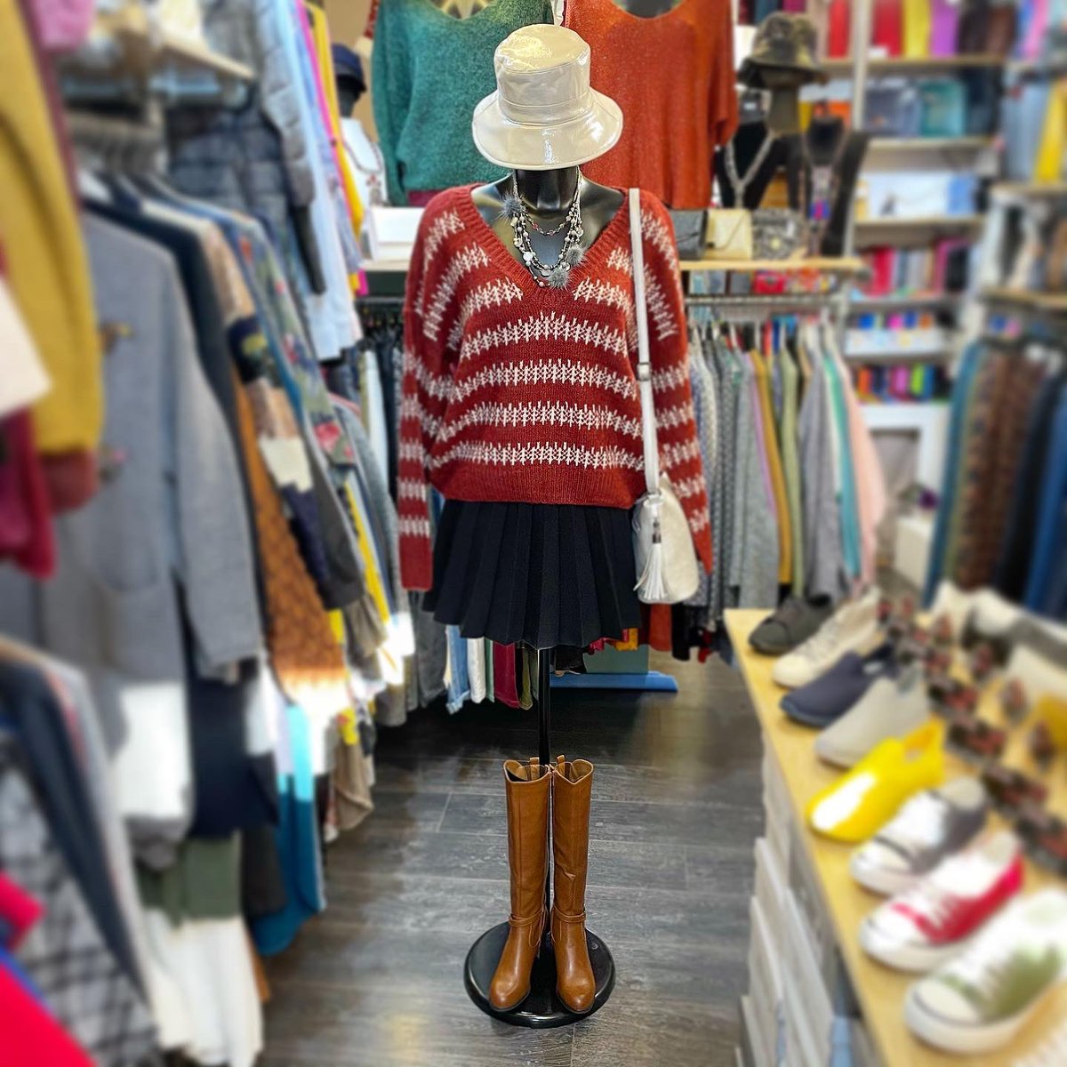 entre_lacet's tweet photo. Tenue du jour ♥️ 
👉Pull à motif en col V, taille unique, couleur rose, noir et bordeaux. 
👉Jupe courte noire, tissus épais. 
👉Bottes marrons à talons de 5cm. 
🛍#entrelacet
#fontenayauxroses #villedefar 
#boutique #shopping #tendance #tenuedujour #mode #soldes #chapeau #pull https://t.co/jfyAMVpB1p