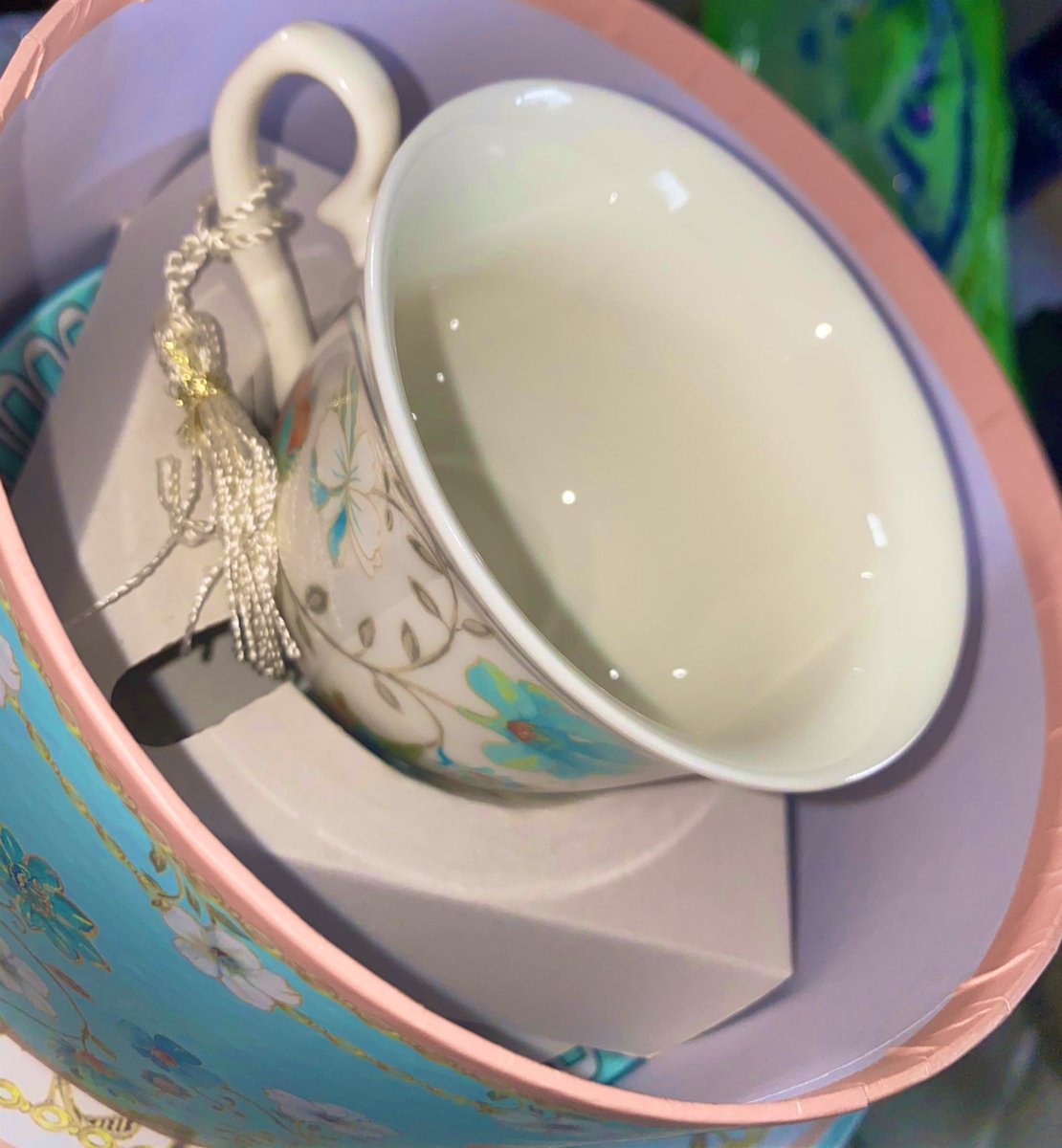 CocoJenell's tweet photo. When I invite @Jusmisskiss over for tea 💜☺️ #RoyalTeaTime https://t.co/pYvl272pz5