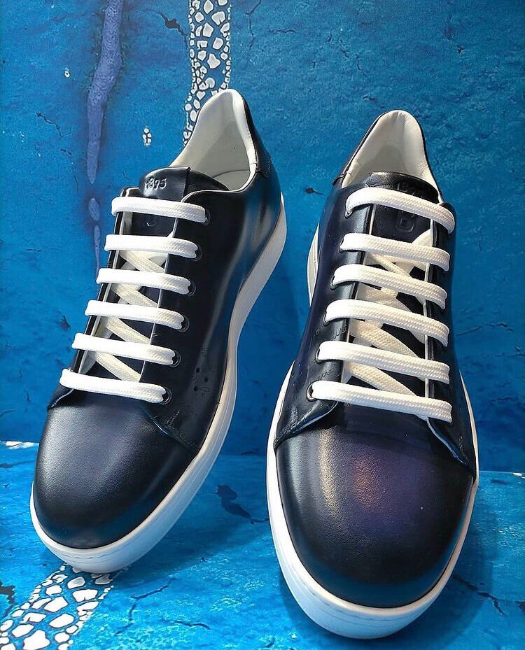 2mm_conseil's tweet photo. De pied en cape full mesure - Atelier au #14ruedesèvres prise de mesure par @rk_tailoring &amp;
Playtime II Utopia Blue 
Cc : @berluti - #SélimMlah 

#experience #handmade #tailoring #musthave #paris #worldwide #sneaker #bottier #1895 #utopia #ocean #2021 #rivegauche #scritto #patina https://t.co/bSEw8WRVbK