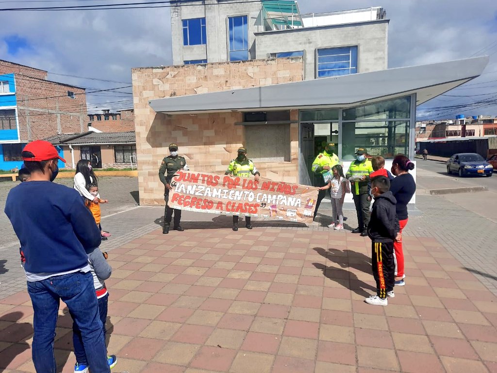 PoliciaNarino's tweet photo. Nuestro grupo de #Prevencion de #Ipiales en compañía del #GINAD y #MNVCC realizan actividad de #RegresoaClases incentivando a los padres de familia a empezar un año de acompañamiento a sus hijos en el regreso a clases virtuales #SomosUnoSomosTodos https://t.co/dIOPrpkqca