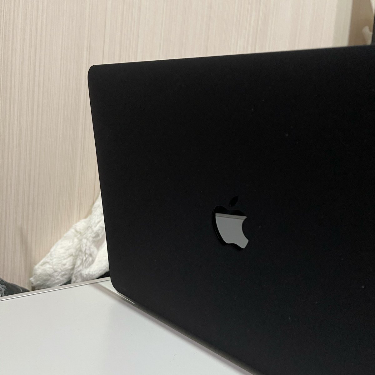 hbker07's tweet photo. ดีงาม ไม่ผิดหวัง เคสแมคบุ๊คสีดำด้านใส่แล้วสวยมาก มุแง้ 🥺 สัมผัสเวลาจับคือนวลๆมือละเกิน ชอบมาก ดูเรียบดูหรูขึ้นมาทันที ข้างใต้มีช่องระบายอากาศ ใส่แล้วเครื่องไม่ร้อน คือสามผ่าน กุให้10 10 10 จากใจทาสสีดำ อ้ย 🖤 https://t.co/xWQ5nXVRvP