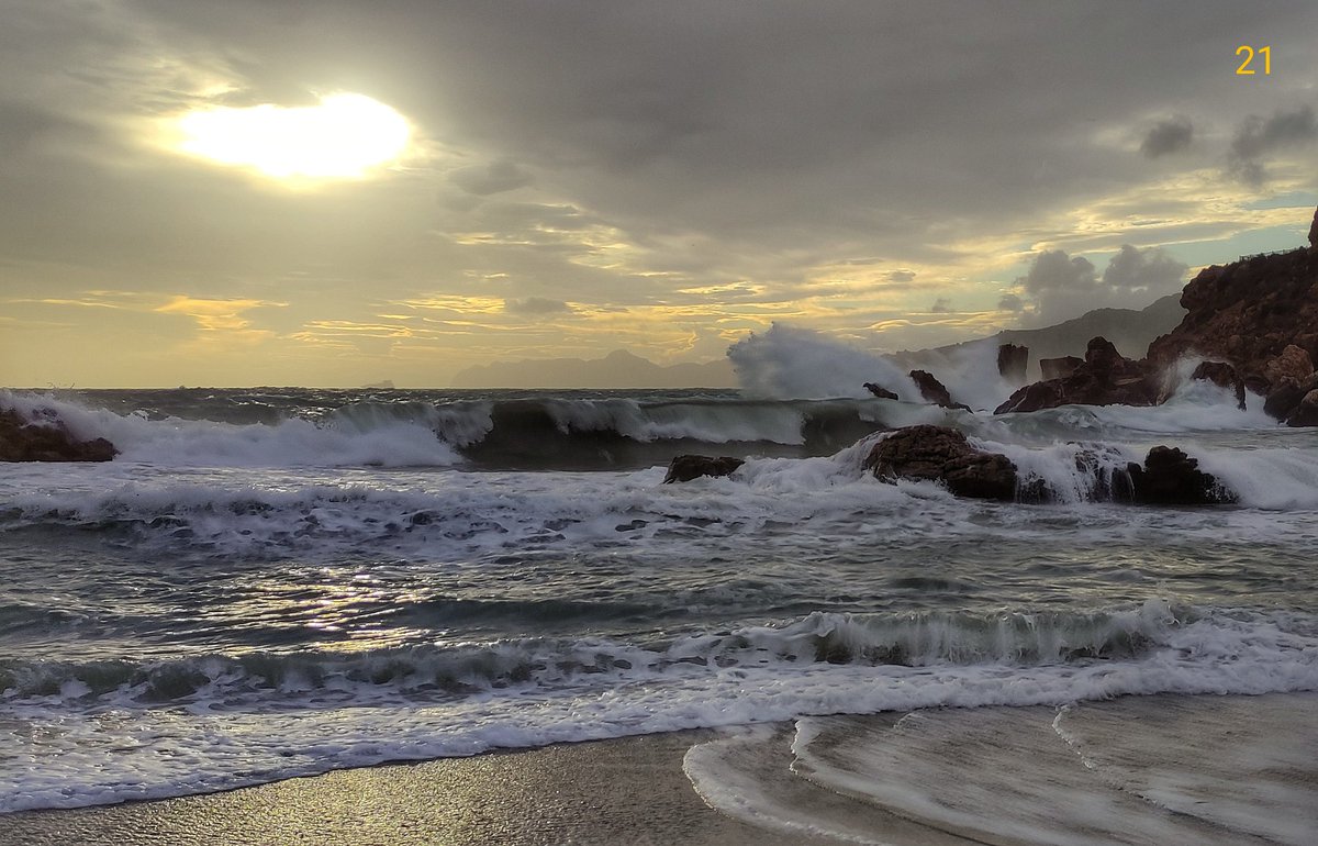 El lebeche 'despeina' la tranquila #CalaCortina en #Cartagena.

#PlayasdeEspaña