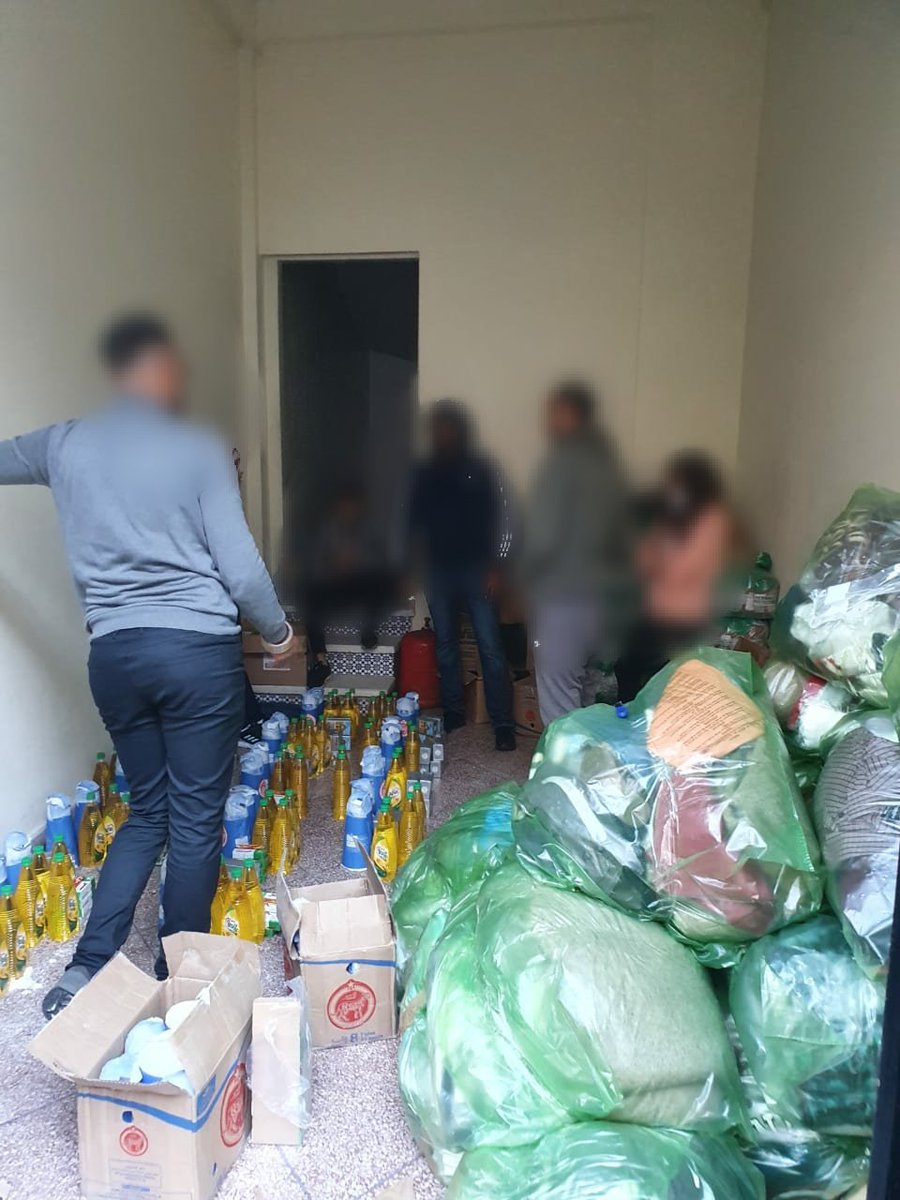 verdepassione49's tweet photo. Une tonne et 500 kg de denrées alimentaires, couvertures et vêtements venaient d'être déchargés au profit des #Nomades_Merzouga
Nous remercions nos membres, nos chers mécènes et tous ceux qui y ont contribué, grâce à vous des pensées arrivèrent à nos concitoyens oubliés
#Vp49 https://t.co/5OuJeksoSo