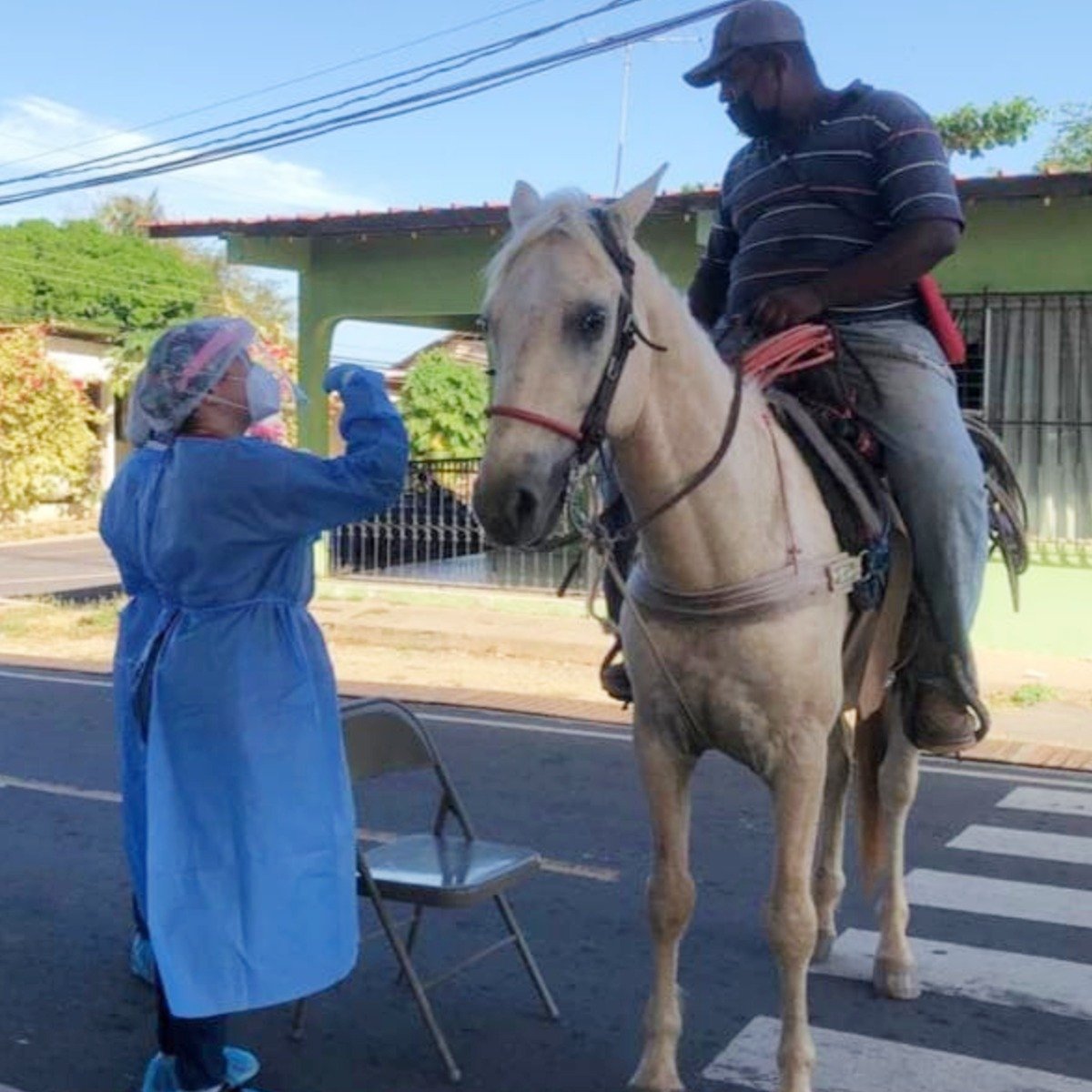 #Herrera | A pie, en auto y hasta a caballo llegan a los puestos de Hisopado Express en el distrito de Parita. 
Juan Pinilla, un morador quien se dedica al campo, decidió hacer un alto en su jornada y pasar por el puesto de hisopados que hoy estuvo en su comunidad.