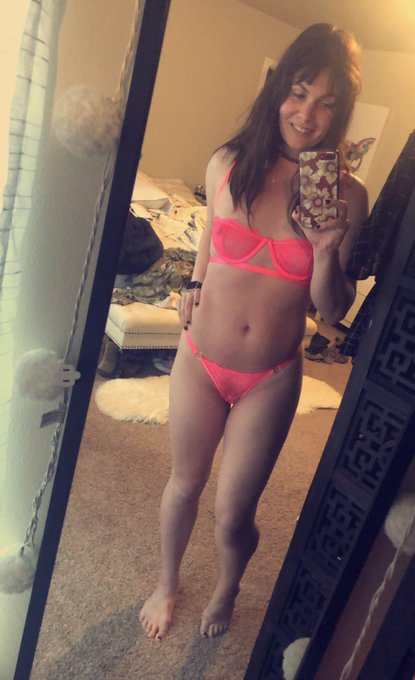 new vday outfit 🙃 https://t.co/Fx746aLlw8