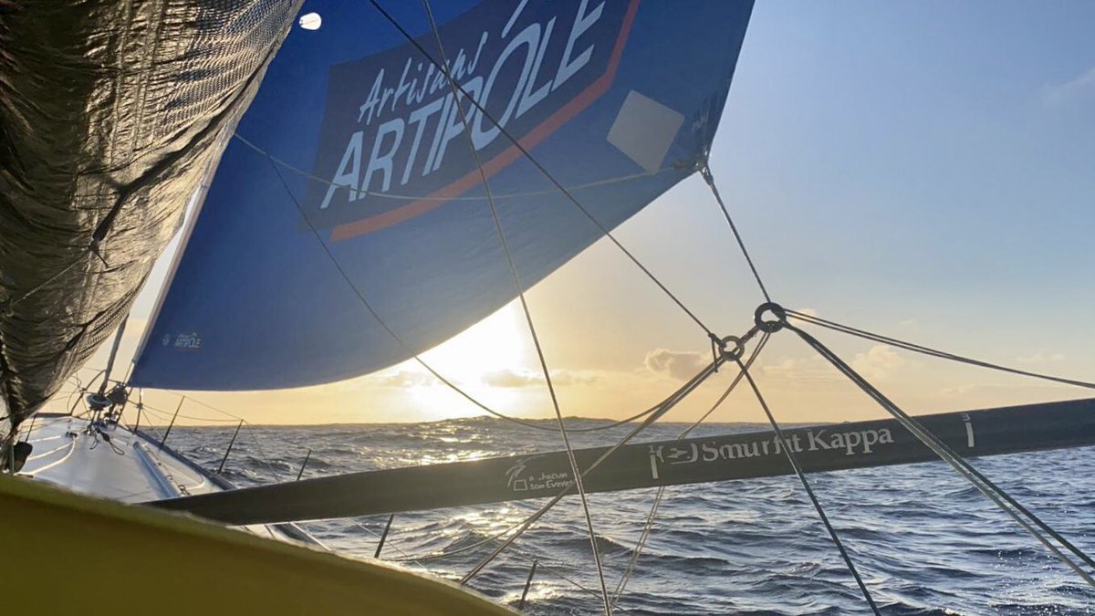 Arnaud est le prochain concurrent attendu sur la ligne d’arrivée du Vendée Globe. Il est attendu aux Sables demain en milieu de matinée.