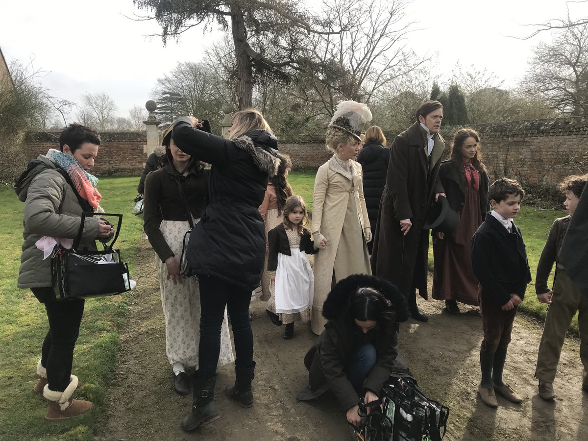 More #MidweekMusings
Pic shared by script supervisor #MeganLynas.

Mary's/Kate's off screen motherly feelings with a Charlotte sibling 🥰 while Alison's hat action is sorted.

#bts #Sanditon