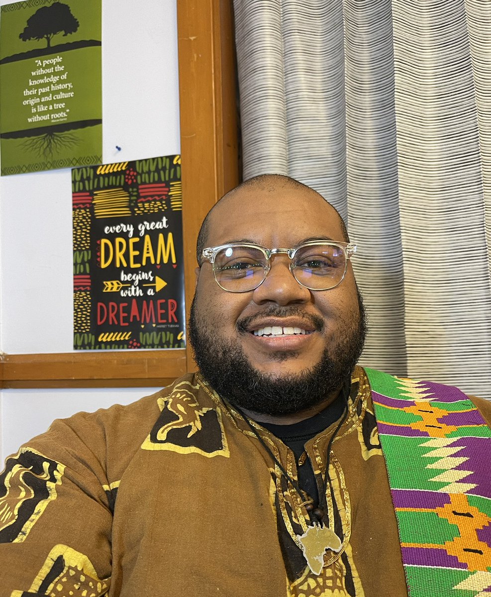 misterBmorgan7's tweet photo. At the end of closing meeting I hear โMr. Morgan is that kente cloth??โ WHY YES IT IS! Just like we talked about last week! โWe see the patterns and the colors!!!โ Way to make this connections friends! #respect #acceptance #abcsofblackhistory #resprek @RES_Roadrunners https://t.co/pnChJrblGn