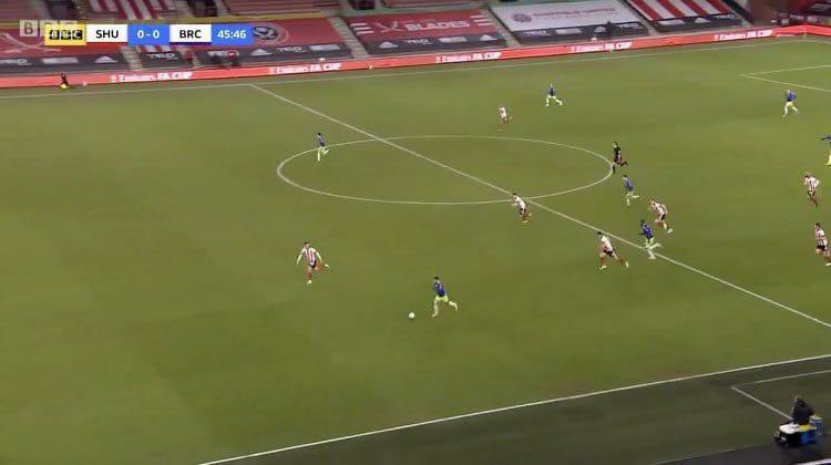 Sharpieee22's tweet photo. You have to be either the most selfish footballer ever, or completely stupid not to pass in this scenario. https://t.co/Q04vFvwLY3