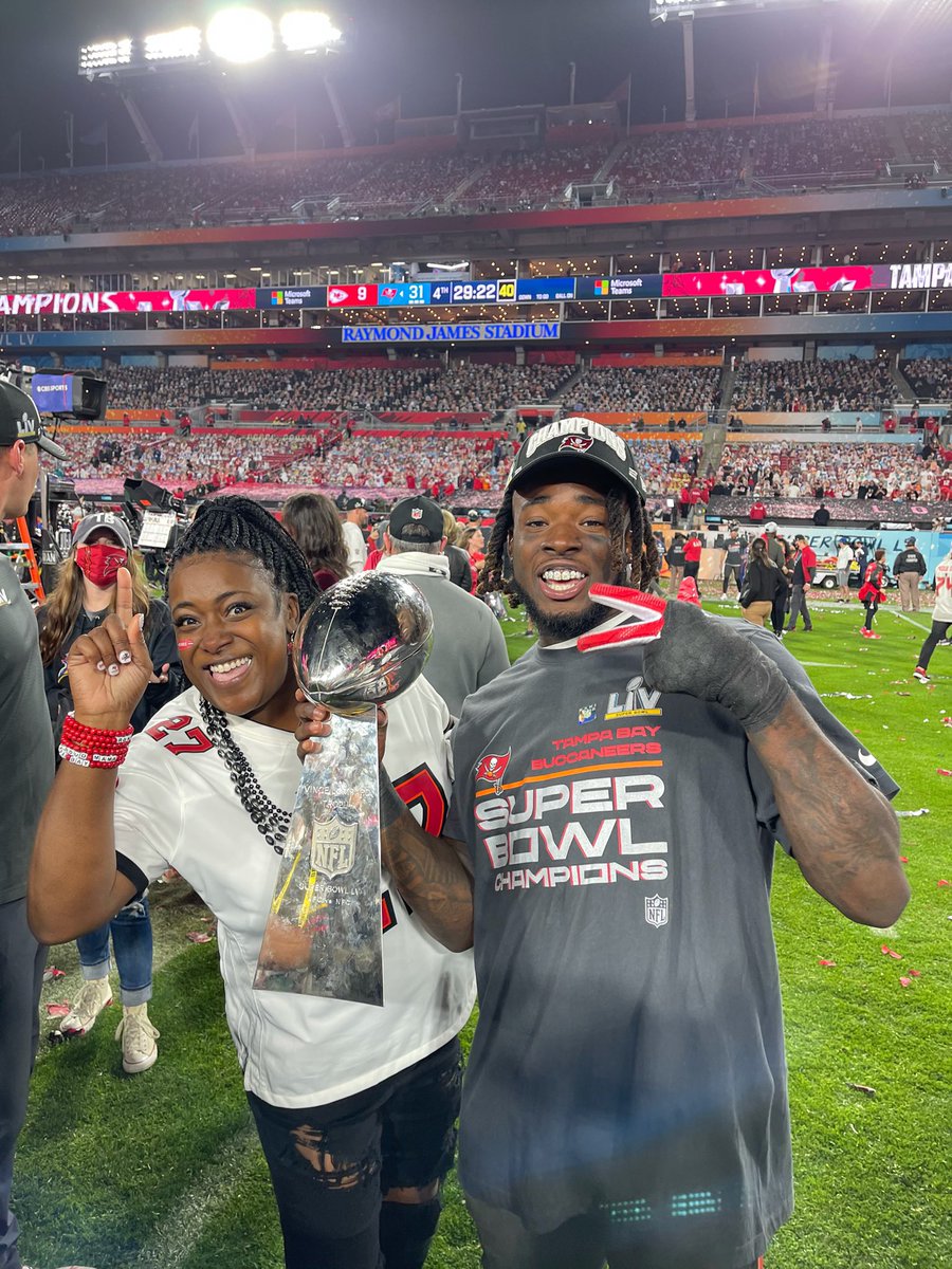 Community_STEPS's tweet image. We want to give a shout out to Super Bowl champion Ronald Jones II (pictured with his Mom Jacque.) Congrats on your big win! Thank you for your continued support and for all that you do for the community and families in South Los Angeles. @rojo