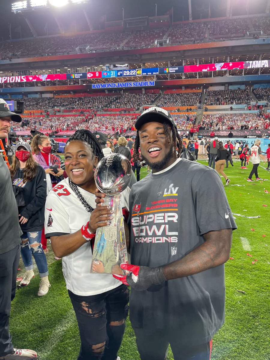 Community_STEPS's tweet image. We want to give a shout out to Super Bowl champion Ronald Jones II (pictured with his Mom Jacque.) Congrats on your big win! Thank you for your continued support and for all that you do for the community and families in South Los Angeles. @rojo