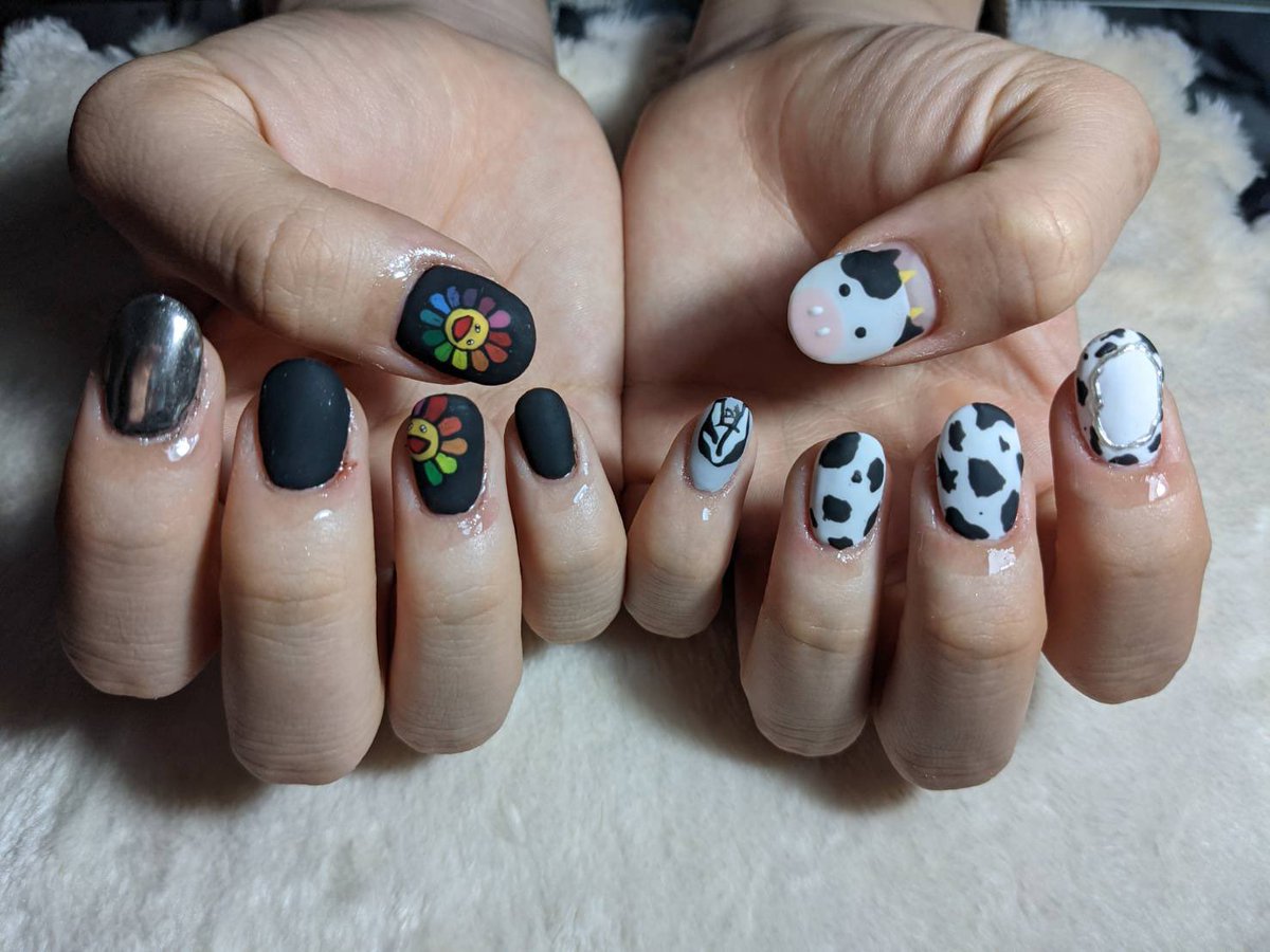 Cocotan ここたんネイル 牛とカイカイキキ 左右非対称ネイルでやんす 牛 さんのなんともクロス無しの菜々緒さんポーズがきゅん 爆笑 ジェルネイル 左右非対称 牛 カイカイキキ ここたん