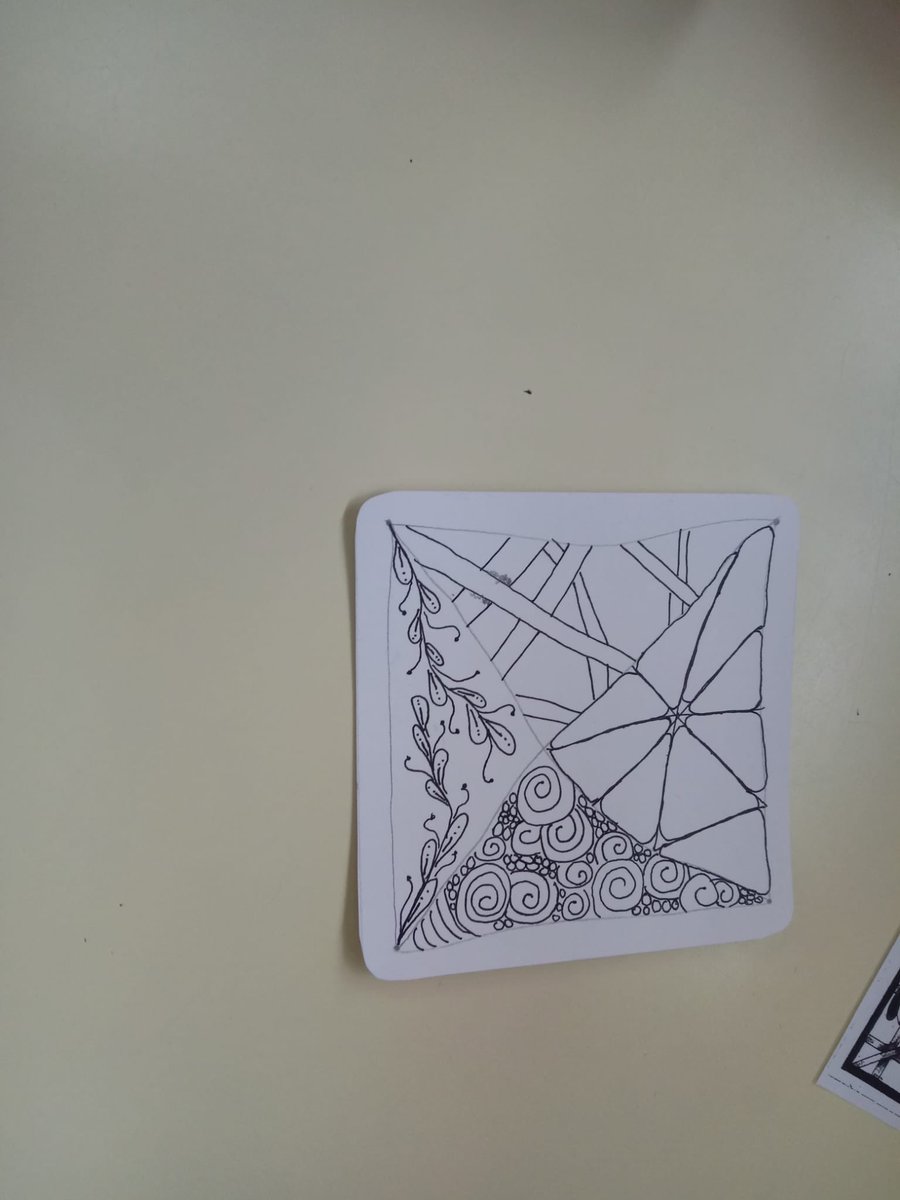 Cada miembro de la comunidad tiene valor. Aquí, nuestra querida auxiliar administrativa haciendo un taller de #zentangle en Plástica para el alumnado de 6º. ¿Quién ha disfrutado y aprendido más? #Hispajazz ⁦<a href="/RedEvolucionAr/">RedEvolucion</a>⁩