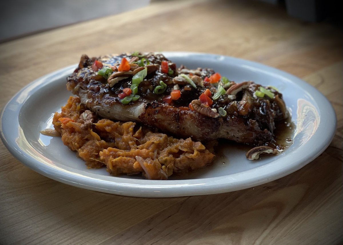 chefhenrysHLG's tweet photo. Georgia New York strip Mississippi sweet potatoes bourbon pecan glaze https://t.co/cACf2G6aXv