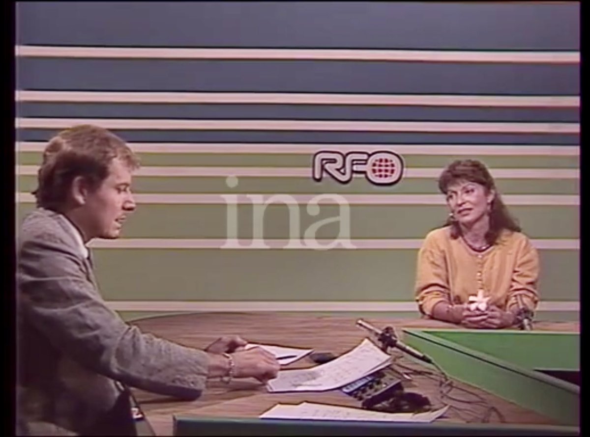 PatrickSimonin's tweet photo. Alors que son nom est revenu dans l’actualité, émotion en revoyant ce JT avec la grande Marie-France Pisier sur le plateau de #RFO à Nouméa le 4 avril 1989 où je l’avais reçue pour le tournage de son film « Le bal du gouverneur » Elle tenait une fleur à la main #Kouchner #Pisier https://t.co/ADM3SwDw0U