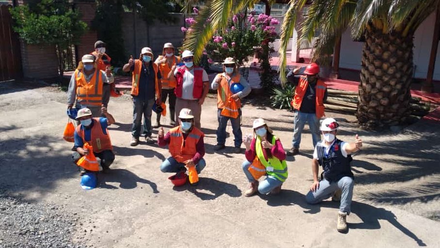 ISLOHiggins's tweet photo. Hoy @ISLOHiggins desarrolló la campaña #veranocheck en empresas contratistas adherentes, del área Agrícola y Construcción. El Prevencionista de Riesgos @SVillagra7782, instruyó a trabajadores de ambos sectores, sobre las medidas prevención ante el #COVID19 y #RayosUV. https://t.co/Vo9m10dGOr