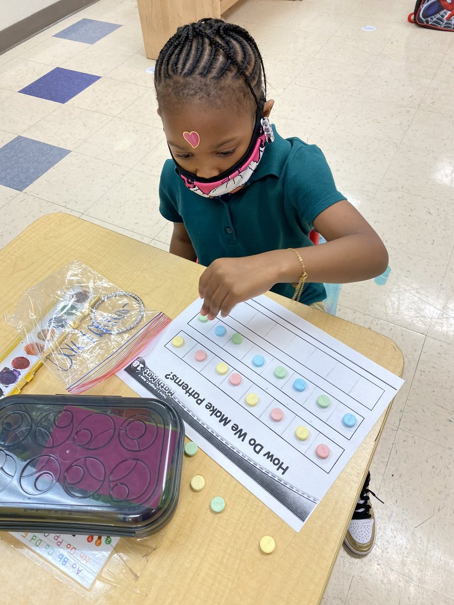 GouldsELMDCPS's tweet photo. Learning patterns with FUN manipulatives! What a tasty way to practice math skills in Mrs. Behney’s class! #prek #gouldselem #gouldsgators #math #learningpatterns https://t.co/TzAQBbjTMB