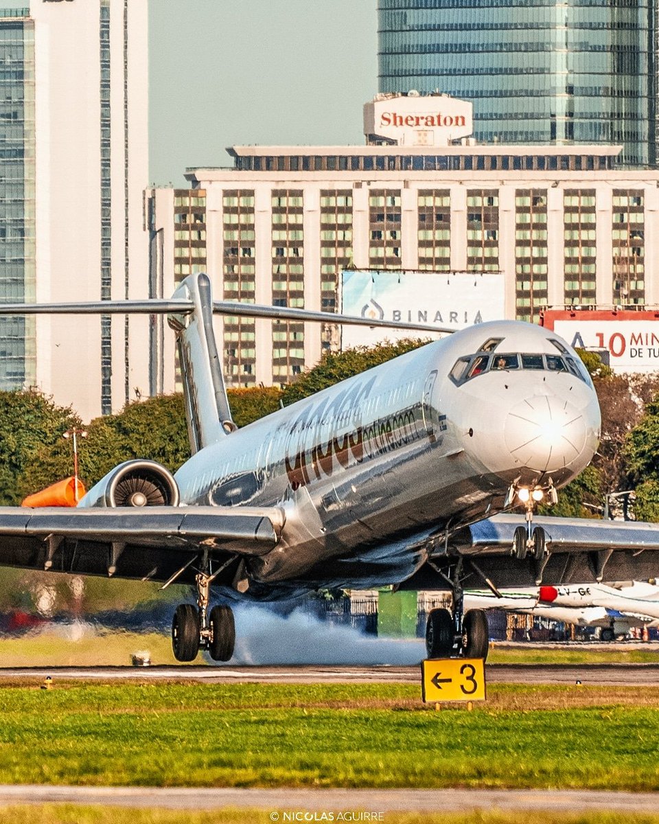 MIÉRCOLES DE MD 🛫❤️
.
Agradecemos a <a href="/nickoagui/">luciano nicolas agui</a> por la increíble foto 🥰
.
Esperamos pronto volver a volar alto ✨🌠
.
#MIERCOLESDEMD #weloveflight #photography #avation #MD #BuenMiercoles #andeslineasaereas #PiloteandolaJuntos