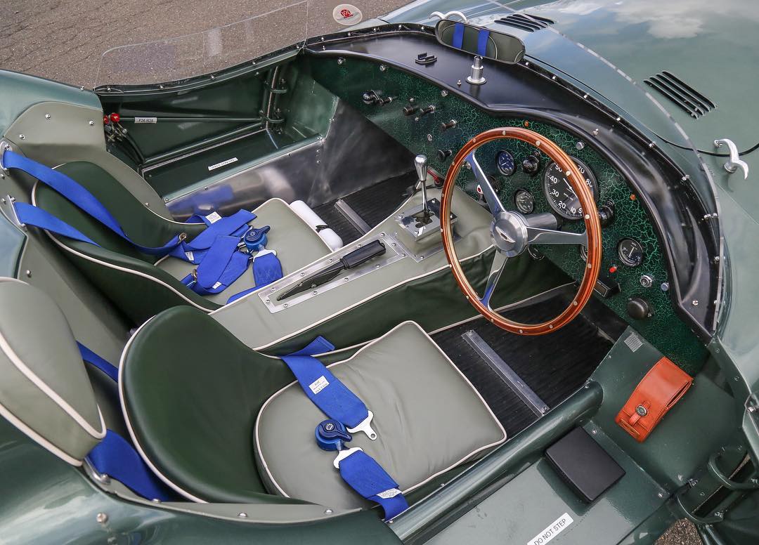 revistaalianza's tweet photo. Una réplica de @astonmartin con validez oficial 😯
Se trata de un #DBR2 creado por #FantasyJunction totalmente a mano y que llevó 4 años hacer 👨🔧👌
Autorizado por la marca, cuenta con V6 en línea, asociado a una transmisión manual Tremec de cinco velocidades 😎👏 https://t.co/5ewLTuRVUf