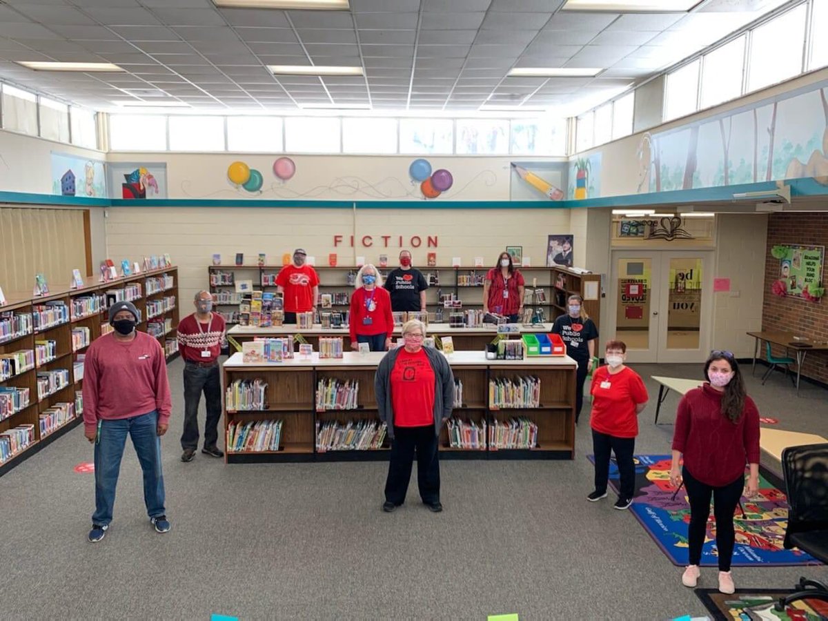 RoCo_NCAE's tweet photo. Stoneville Elementary is #ROCKSolid and #Red4Ed!🐻🍎 https://t.co/G8UVkSlcn9