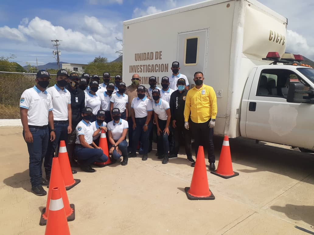 Harrygomez40's tweet photo. #academiadeinvestigacion Hoy en el cefo Nva Esparta, estudiantes de los PNF de inv Penal y criminalística del proceso I-2020, recibieron formación práctica en lofoscopia, apoyados por la unidad móvil de criminalística y la guía del insp jefe Fernando Tortolero. #cicpc #unes https://t.co/2SEK4udYCg