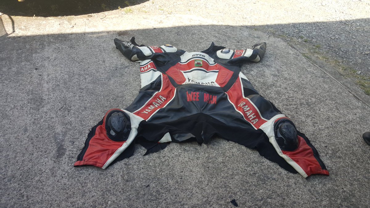 Collins_Racing's tweet photo. Anyone got a set of these for sale size 40 50th anniversary leathers to match my bike was having mine repaired but looks like i will never get them back again 😠😠 as the people i gave them too wont answer me im fucking fuming to be onist been over a year now 😠😠🏁🏍💨🏁 https://t.co/Y61CC6H1RM