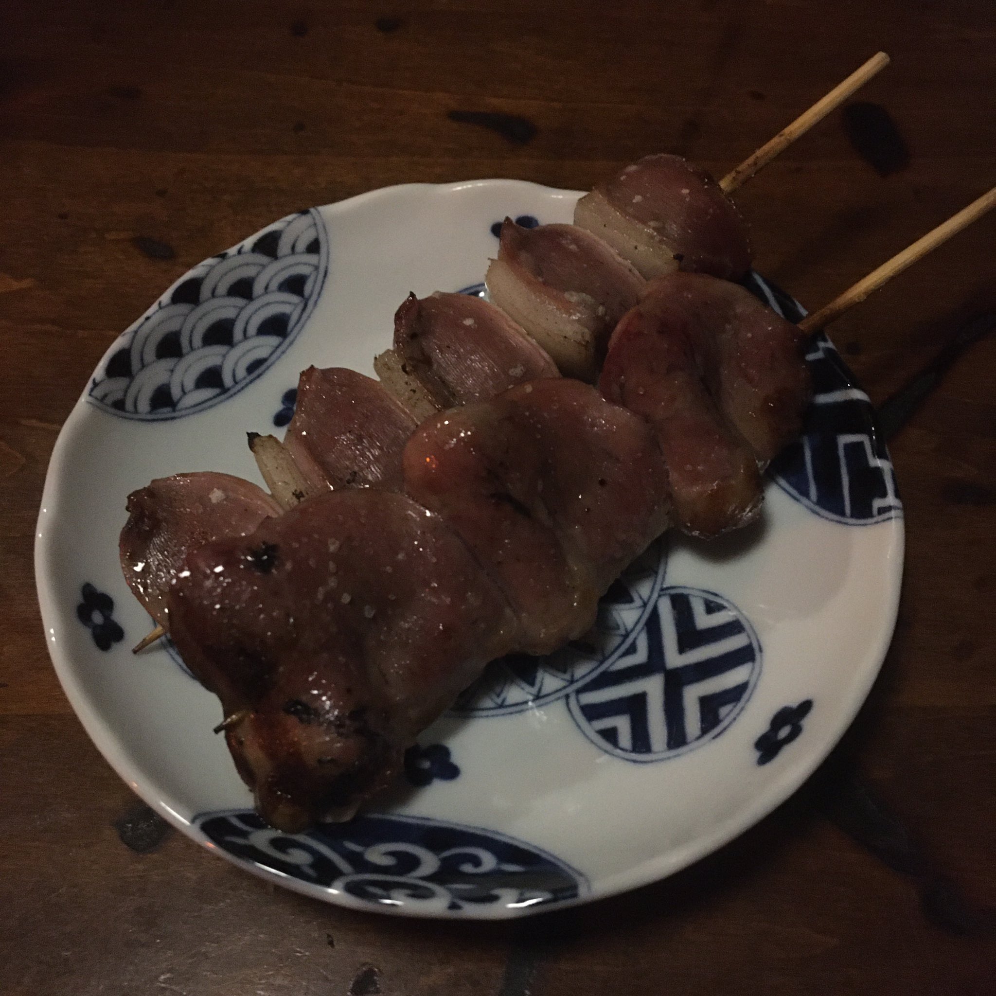 Gaku 山口県 山口市の 鶏ぼうず 山口は焼鳥が美味しいらしいので こちらで一杯 炭火で焼き上げた焼鳥は 柔らかくて塩加減が絶妙 焼おにぎりも香ばしい ビールはラガーの瓶 山口県 山口市 焼鳥 鶏ぼうず 居酒屋 炭火焼き ビール