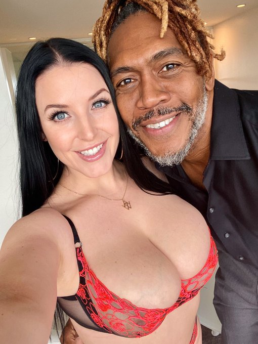 1 pic. You can tell how happy I am to have @DreddXXX inside me again ? This incredible scene is coming
