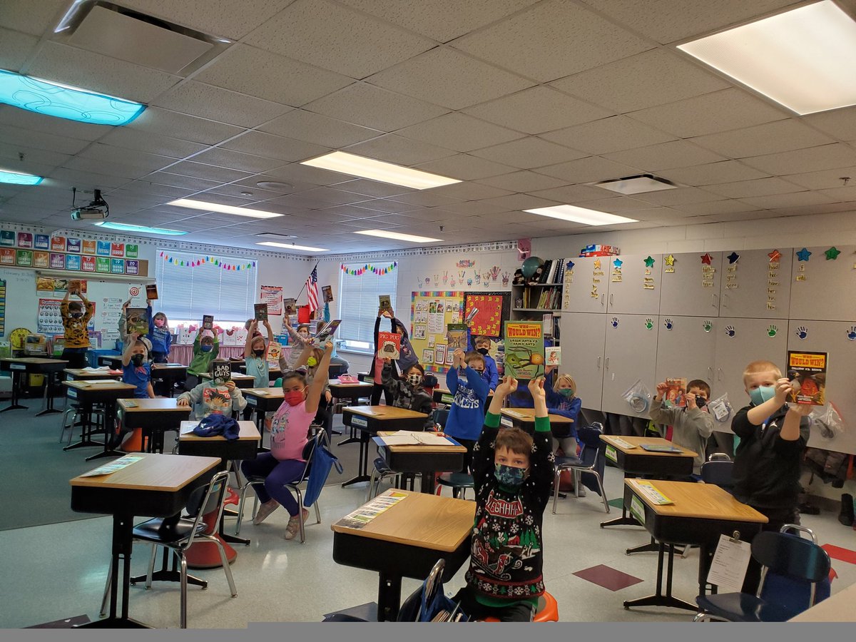 LauraPeckKM's tweet photo. Thanks @kmespta for the new books. The kids were so excited to READ! @KMElem #KMReadStrong21 https://t.co/1HdwUhfUL0