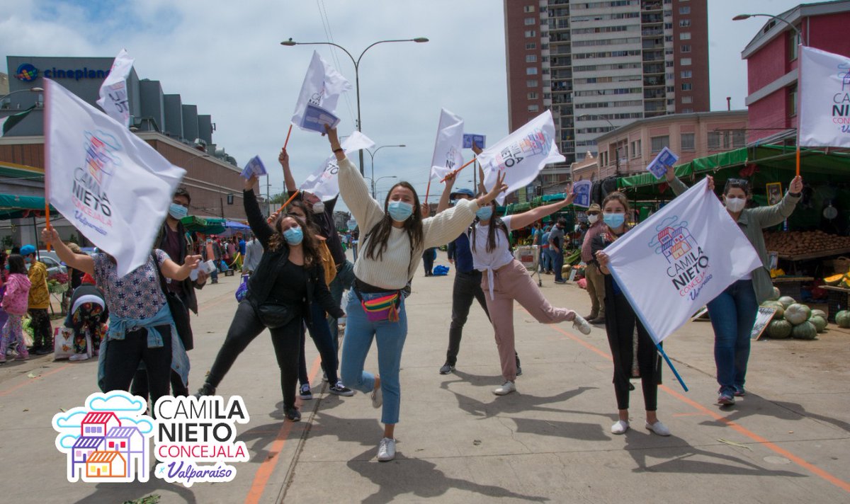 camilanietoh's tweet photo. Hoy comenzamos con todo el proceso de campaña! Fue lindo, con el corazón lleno nos vamos para volver mañana. Nos mueve el amor por Valpo y sobretodo por las personas que habitamos esta ciudad! #dignidadparaloscerros https://t.co/YxAbRgvkZA