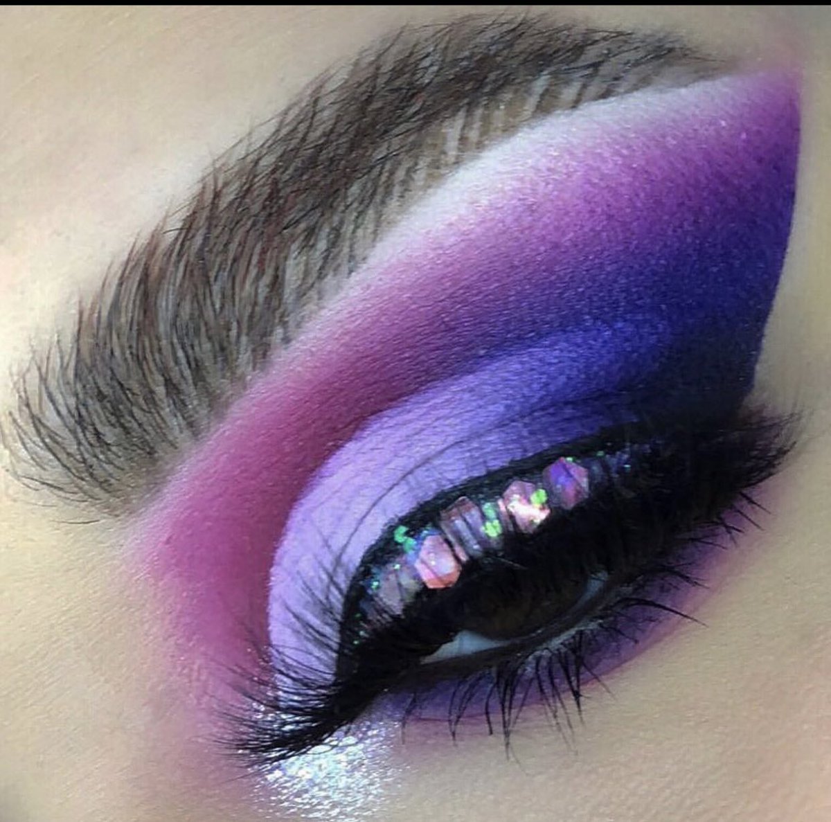 ablashbar's tweet photo. THIS BEAUTY USE OUR “EXTRAA” FOR VALENTINES DAY LOOK😍😍
#valentinesday #eyeshadow #purple #pink #extraa #eyelashes #shopablash https://t.co/yY87mYfEWA