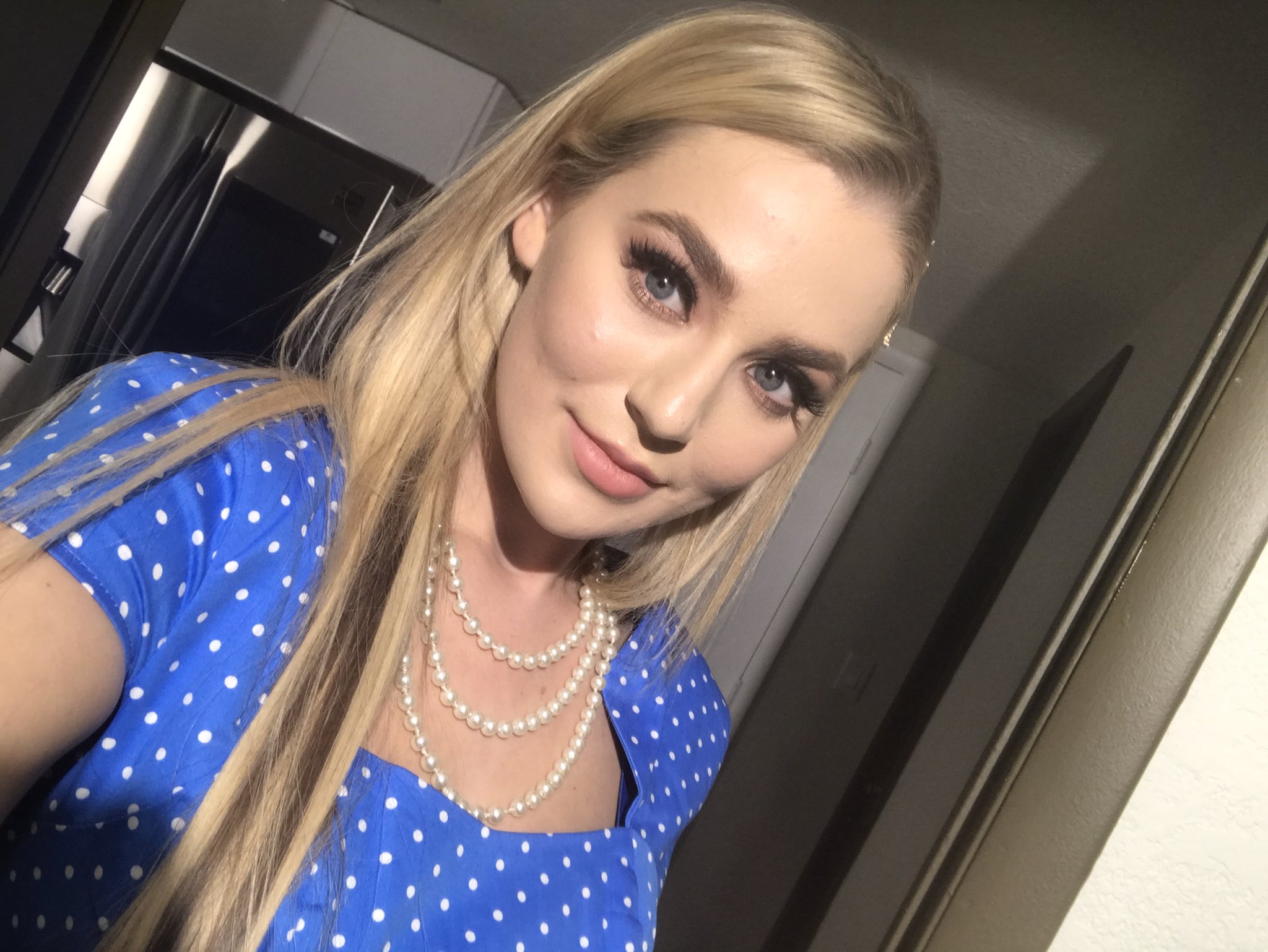 Blakebloom. Блэк блоссом. Блэк блоссом актриса. Bace blosum. Bace blosum.