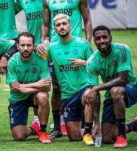 koe_leandro's tweet photo. E o @GiorgiandeA que se antecipou e já anunciou o retorno do @R13_official ?! 😂😂😂😂😂

#Flamengo #Mengo #Fla #Srn #GoFLA #Arraxca #Arrascaeta #Rafinha https://t.co/HmfISUzBb1