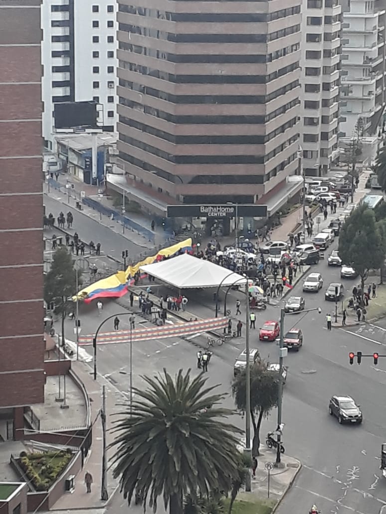 IntramurosE's tweet photo. Simpatizantes de #Pachakutik realizan un plantón en los exteriores del #CNE en #Quito, esto luego que el candidato #YakuPerez, denunció el supuesto fraude en las votaciones, sobre todo en las provincias de la costa.
#IntramurosEc https://t.co/Ir1DtdplPn