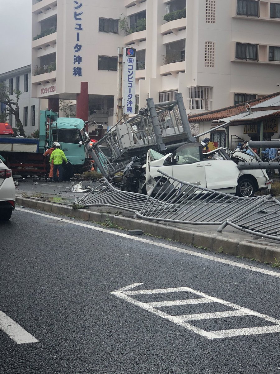 沖縄 事故 沖縄 浦添でダンプカー絡む多重事故 2人死亡 運転手の男性は重体 鉄柱倒れ車が下敷きに 沖縄 事故 沖縄 浦添でダンプカー絡む多重事故 2人死亡 運転手の男性は重体 鉄柱倒れ車が下敷きに