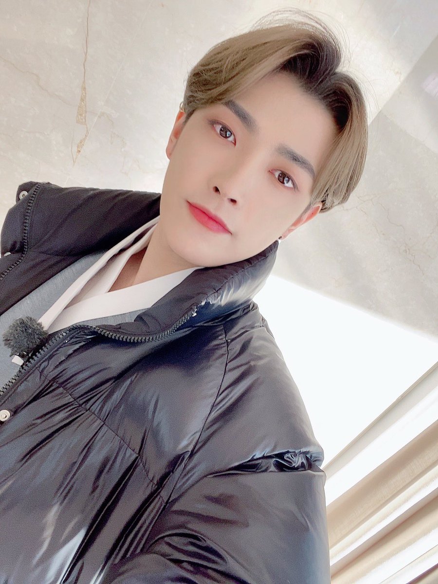 ATEEZofficial's tweet photo. [#홍중] 새해 복 많이 받으세요👐
#ATEEZ #에이티즈 https://t.co/T2bbWgW9T4