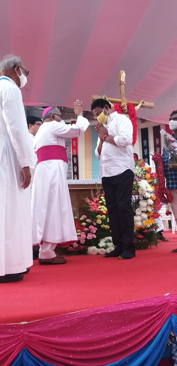 GaddeRamamohan's tweet photo. గుణదల మెరిమాత ఉత్సవాల ముగింపు సందర్భంగా.
ప్రతి యేటా ఘనంగా నిర్వహించే గుణదల మేరిమాత ఉత్సవాలు సందర్భంగా ఆ మేరీమాత చల్లని దీవెనలు, కృపతో రాష్ట్ర ప్రజలు అందరూ ఆయురారోగ్యాలతో,సుఖసంతోషాలతో జీవించాలని మనస్ఫూర్తిగా కోరుకొంటున్నాను. #marymatha https://t.co/bUaf3cLW2i