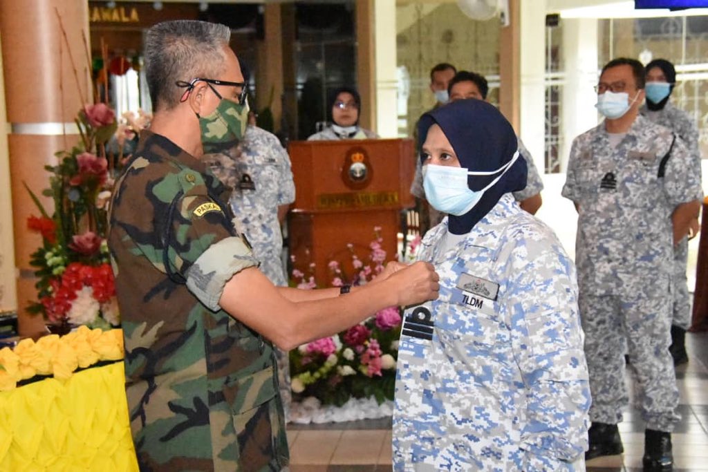 Majlis Pemakaian Pangkat Pegawai Memerintah Wisma Samudera yang disempurnakan oleh YBhg KOMPAL. Tahniah diucapkan kepada P/Kdr Martini binti Mansor TLDM atas kenaikan pangkat. Semoga terus kekal cemerlang. #sediaberkorban 
 <a href="/MkPLTLDM/">RMN HQ LNB Official</a>