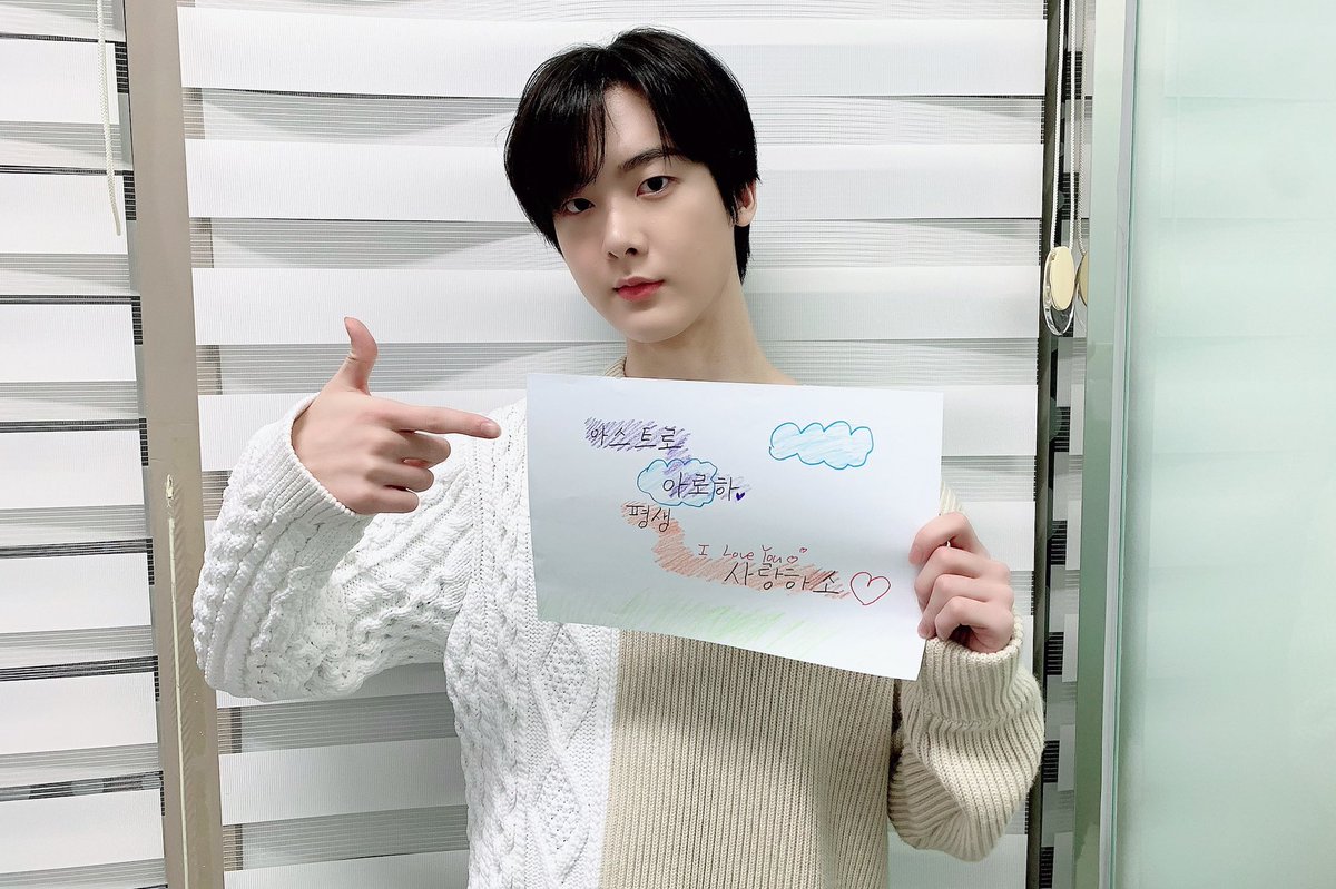 ASTRO_Staff's tweet photo. [#아스트로 #윤산하]
💜 아스트로&amp;아로하 평생 사랑하🐮 💜

#아스트로 #ASTRO #아로하 #AROHA https://t.co/hNQcLPCcRg