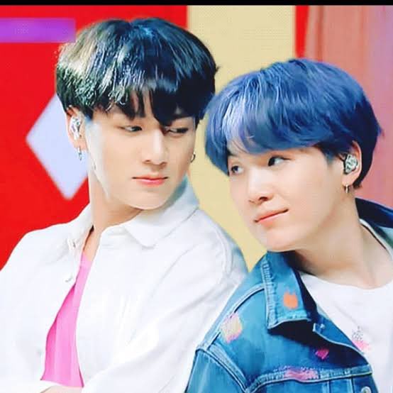 Iuneyk's tweet image. a #yoonkook au where in..

Singer Jeon Jungkook was caught hanging out with his non-showbiz boyfriend and was forced to break up.
