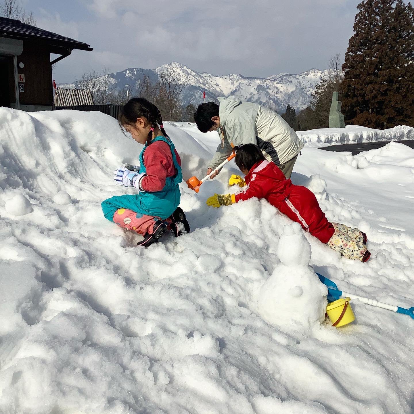 かつやま恐竜の森 スノーランド 残りあと4日 最高の冬晴れ雪遊び日和 動物の足跡も見つけてネ 終了前に雪遊びいっぱい楽しんでください スノーランド クロスカントリースキー ソリ スノーシューウォーキング 雪遊び 雪 冬遊び 医療