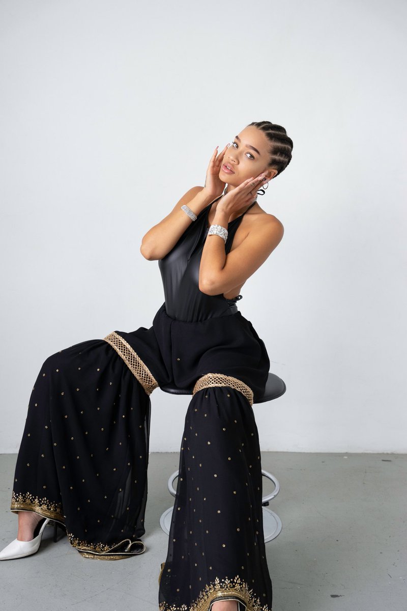 fevstylist's tweet photo. β Adore β published in @horizontmag with @purplexolive shot by @iamskylarswartz π€
Stylist @fevstylist
#styledbyfev #fevstylist #horizontmag #stylist #torontostylist #editorialshoot #fashion #wardrobestylist #cornrows #natutalbeauty #model #toronto #setlife https://t.co/4SBSgk90hK