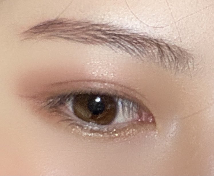 ট ইট র 空桜 髪の毛がぴろぴろしていてみっともないですが ちゃがさんとお話したときのメイクです モーヴピンクで囲み目 涙袋と黒目上にはゴールドラメ 目尻に紫アイシャドウをふんわり広めに入れる いつもより広くアイシャドウを入れたのが冒険 眉もアイ