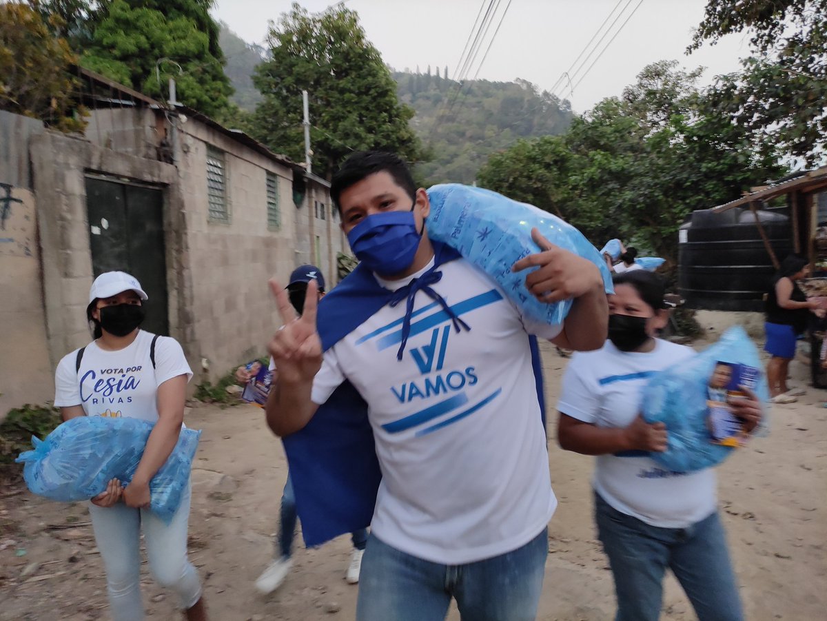 vamos_marcos's tweet photo. #JonaAlcalde | Está noche estamos brindando apoyo a la colonia Santa Rosa, acompañados de nuestro candidato a alcalde @john_castellon y nuestros amigos candidatos a diputados @JulioMerinoSv  @GuerraOrbil. 

#DecideVamos #VotaVamos #VamosSanMarcos https://t.co/E4dyLN8sMD