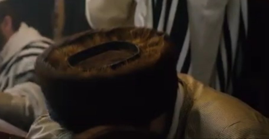 נתחיל מקריאת התורה. כמובן שאין משיחים אפילו בין גברא לגברא, כהקפדת הרבי שליט"א מתוא"י, אבל האחד עומד וקורא שמו"ת, השני שתופס תנומה והשלישי עם שיחת השבוע.