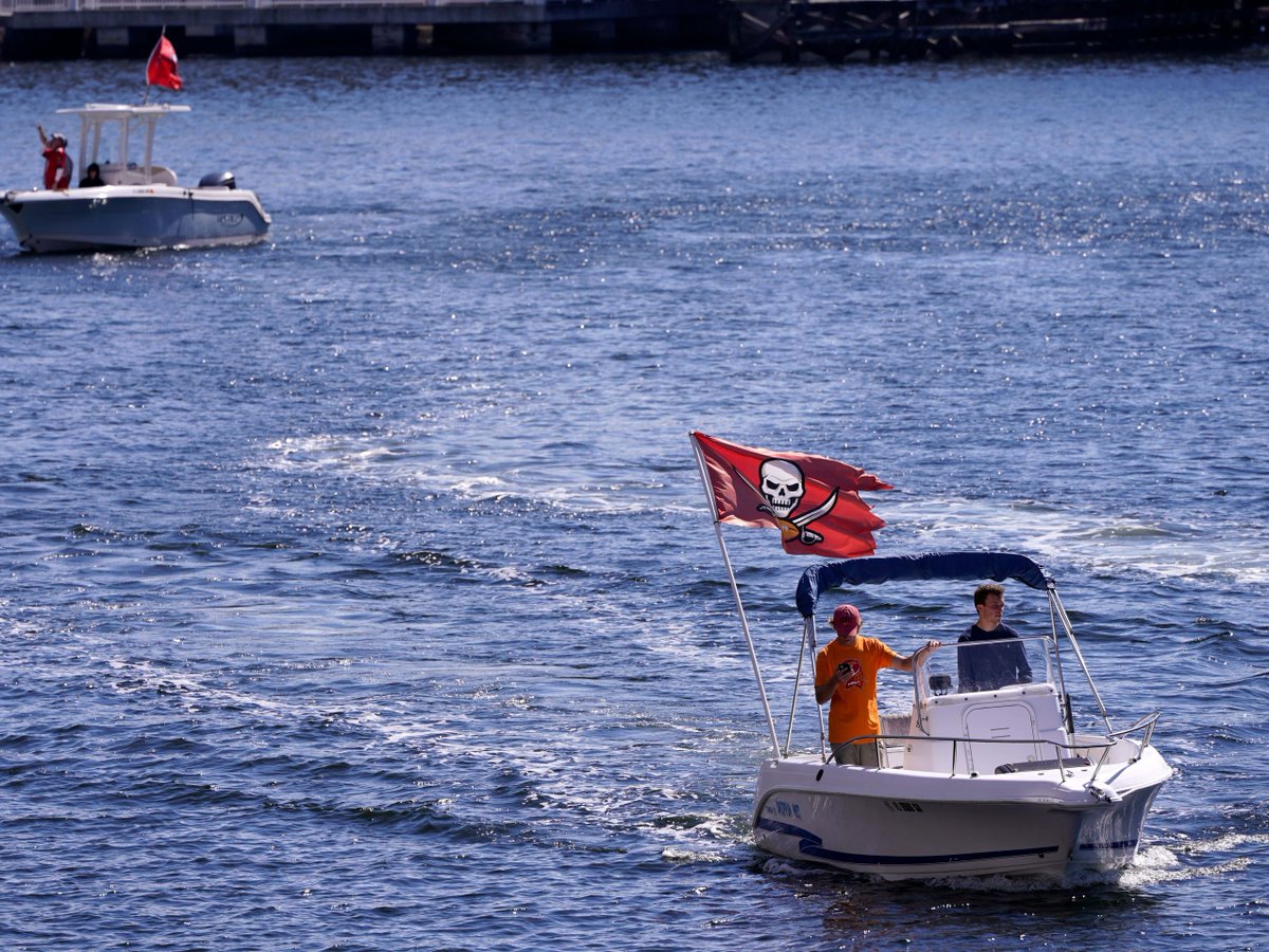 barstoolsports's tweet photo. Watching Tom Brady Cruise Into a Super Bowl Parade Floatilla in His $2 Million Boat Will Make You Question Your Own Meaningless Existence https://t.co/AClMsIhGtg https://t.co/RUiET98jbS